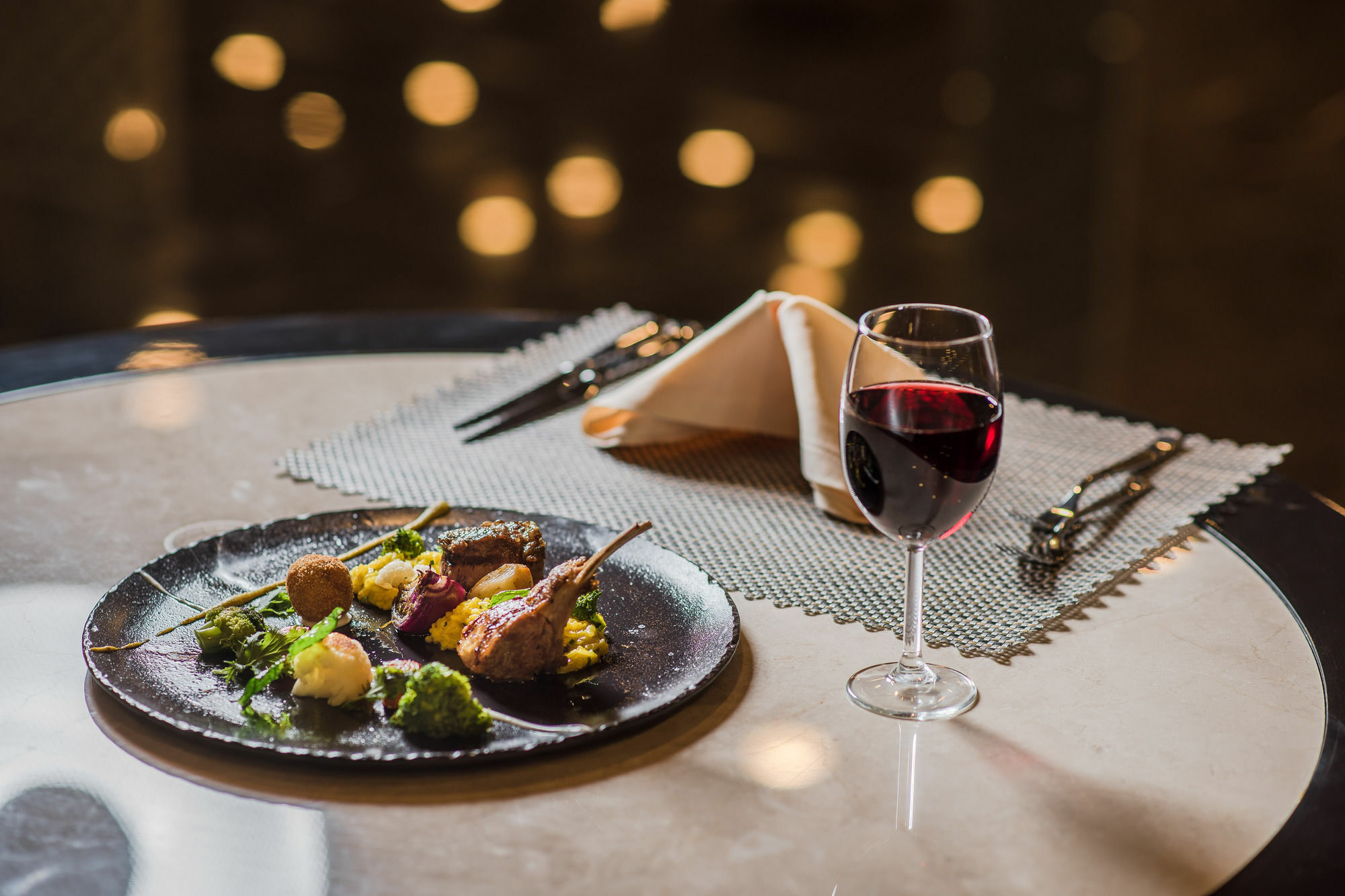 อนาโดลู โฮเต็ล ดาวน์ทาวน์ อังการา Hotel ภายนอก รูปภาพ A glass of red wine